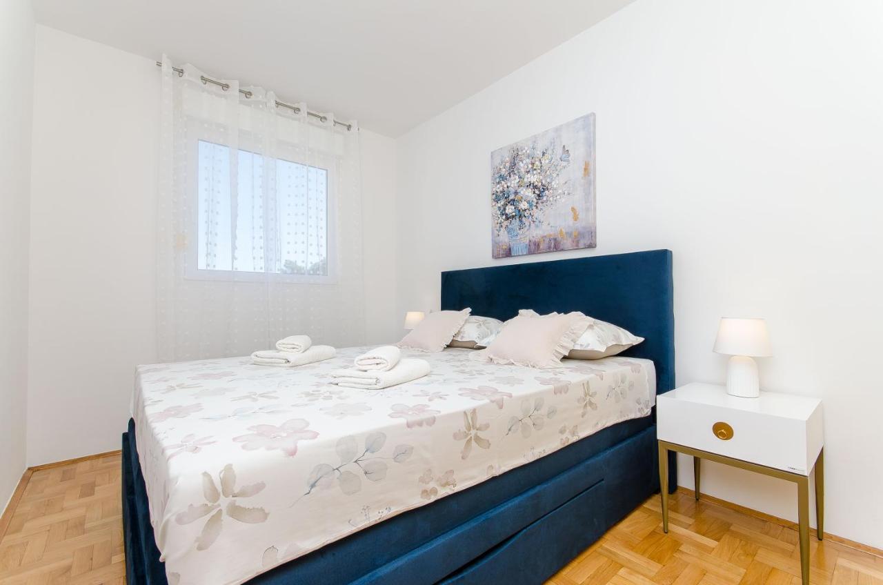 Spacious Apartment Smile With Terrace And Secure Garage Split Exterior photo